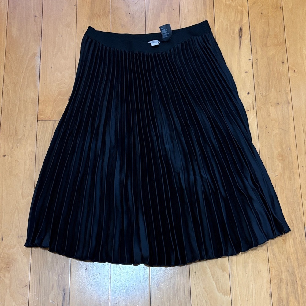 H&M Black A-Line Pleated Skirt